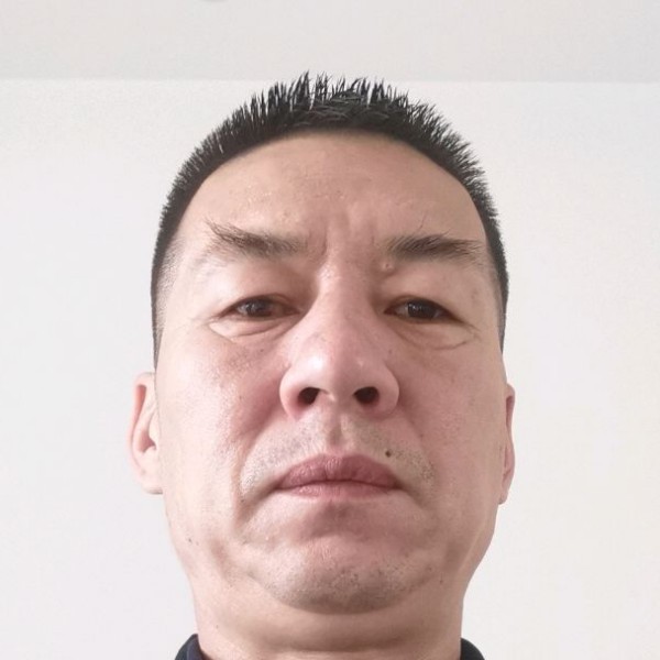 蜻蜓凝眸自信的照片