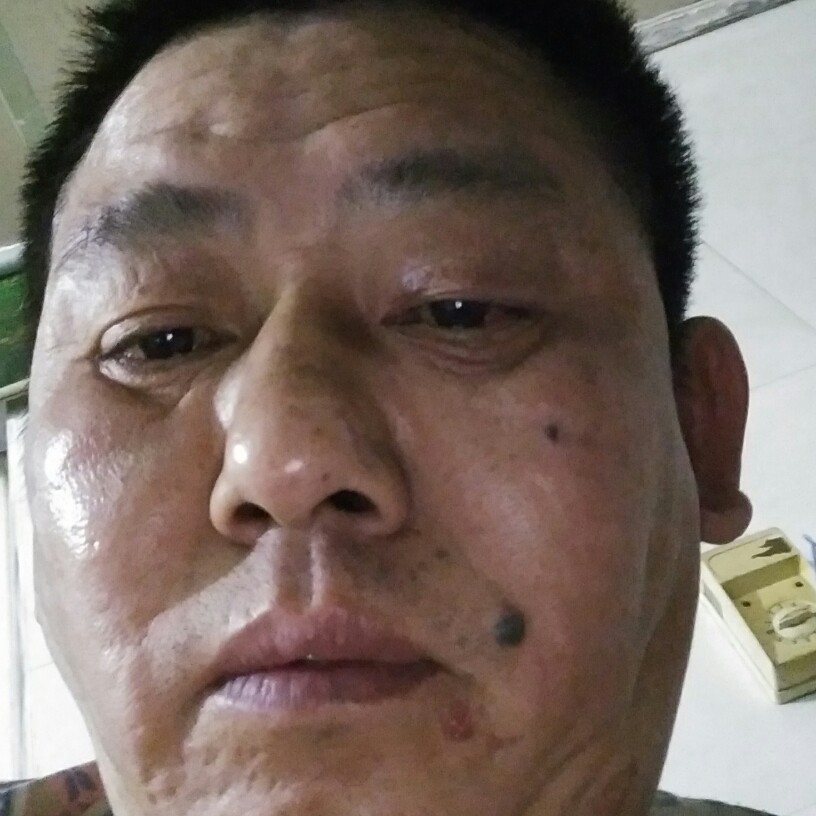 认真挽手钢笔的照片