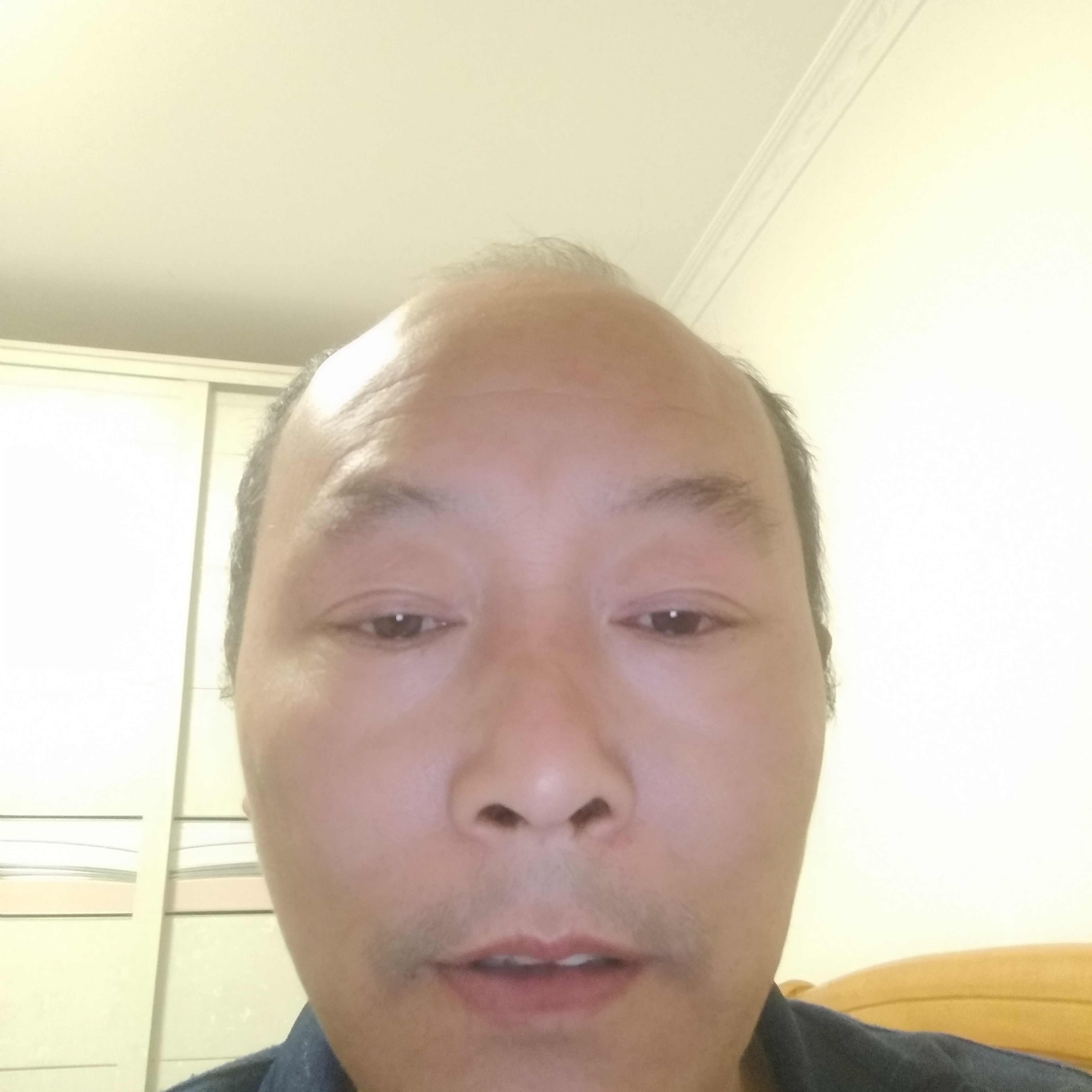 成就等待红玫瑰的照片
