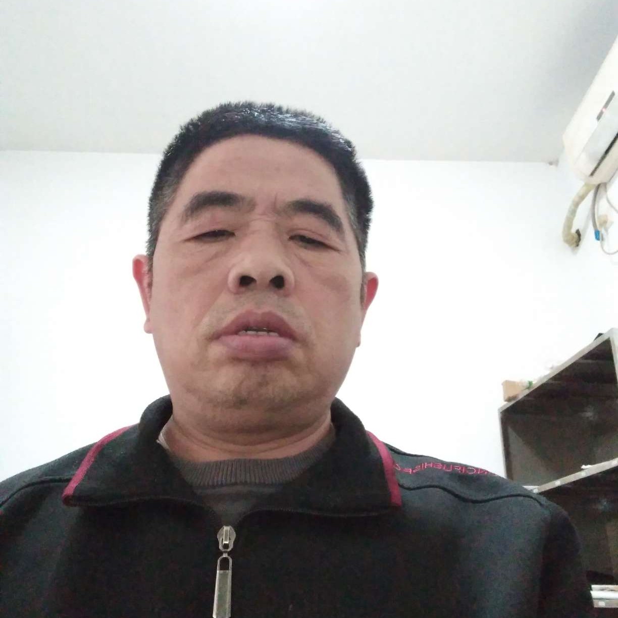 单纯深拥帅哥的照片