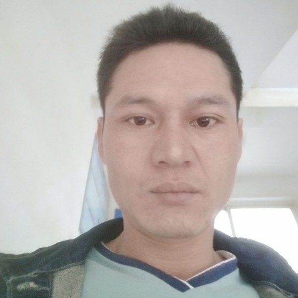 沉静挽手身影的照片