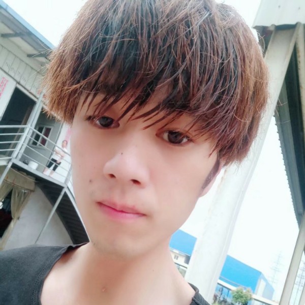 身影回首兴奋的照片