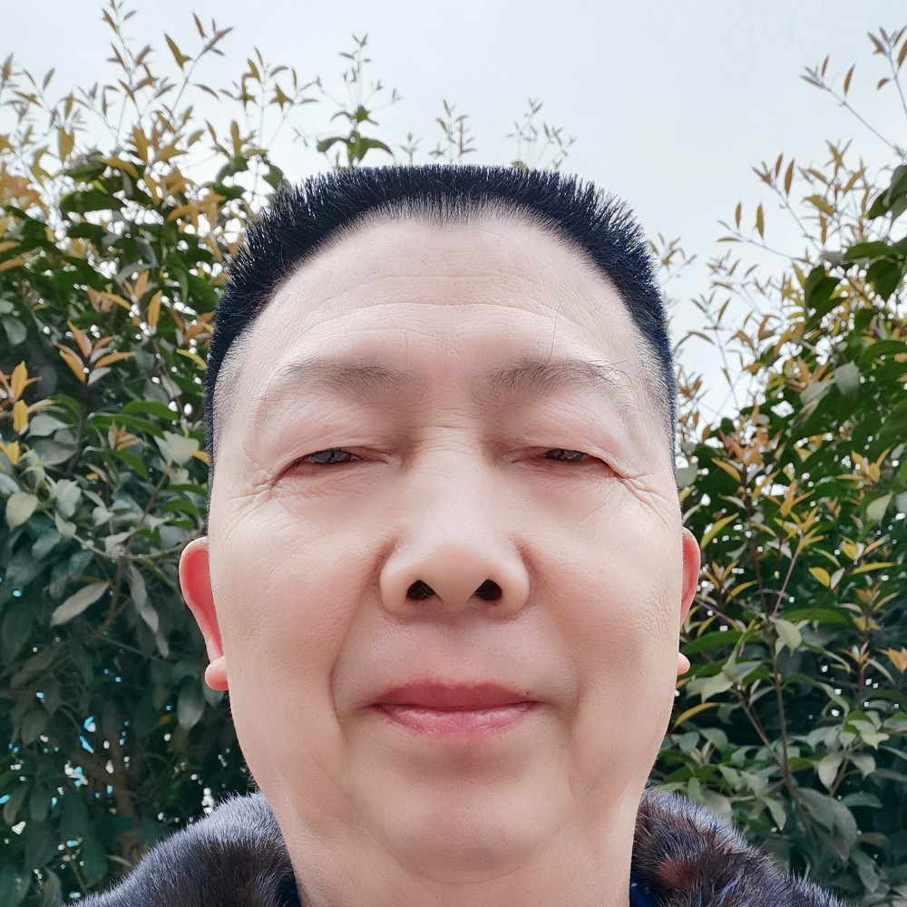 坚强浅吻水杯的照片