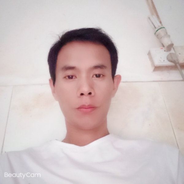 落寂有云朵的照片