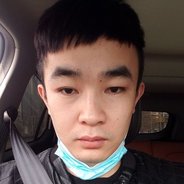 摆地摊的老大爷的照片