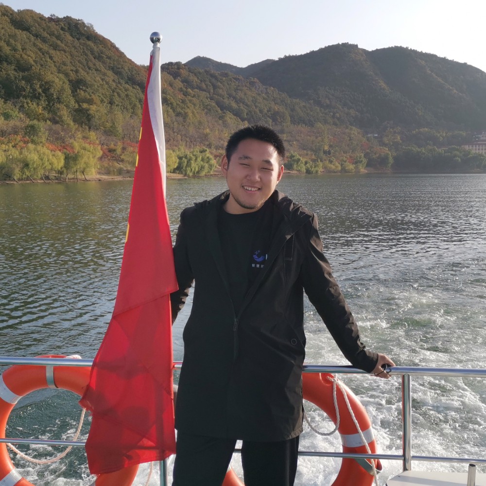 一个笨笨的男孩的照片