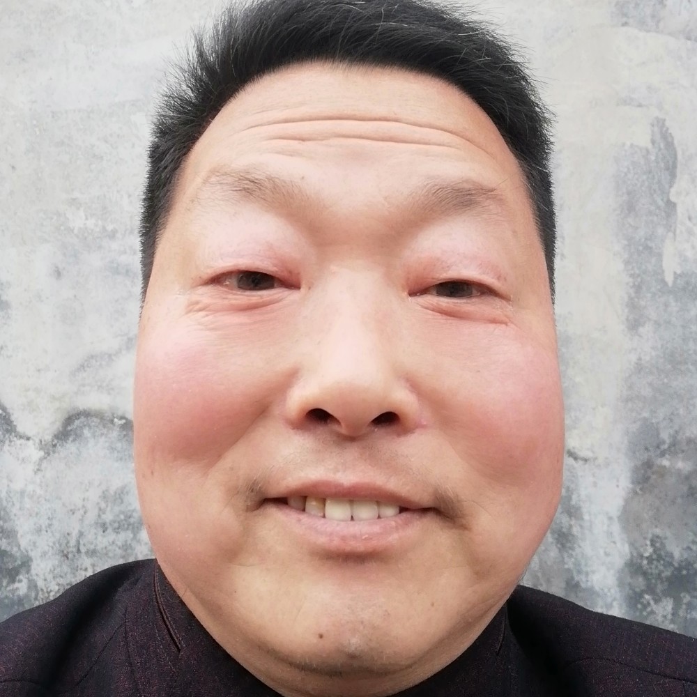坚定向蓝天的照片