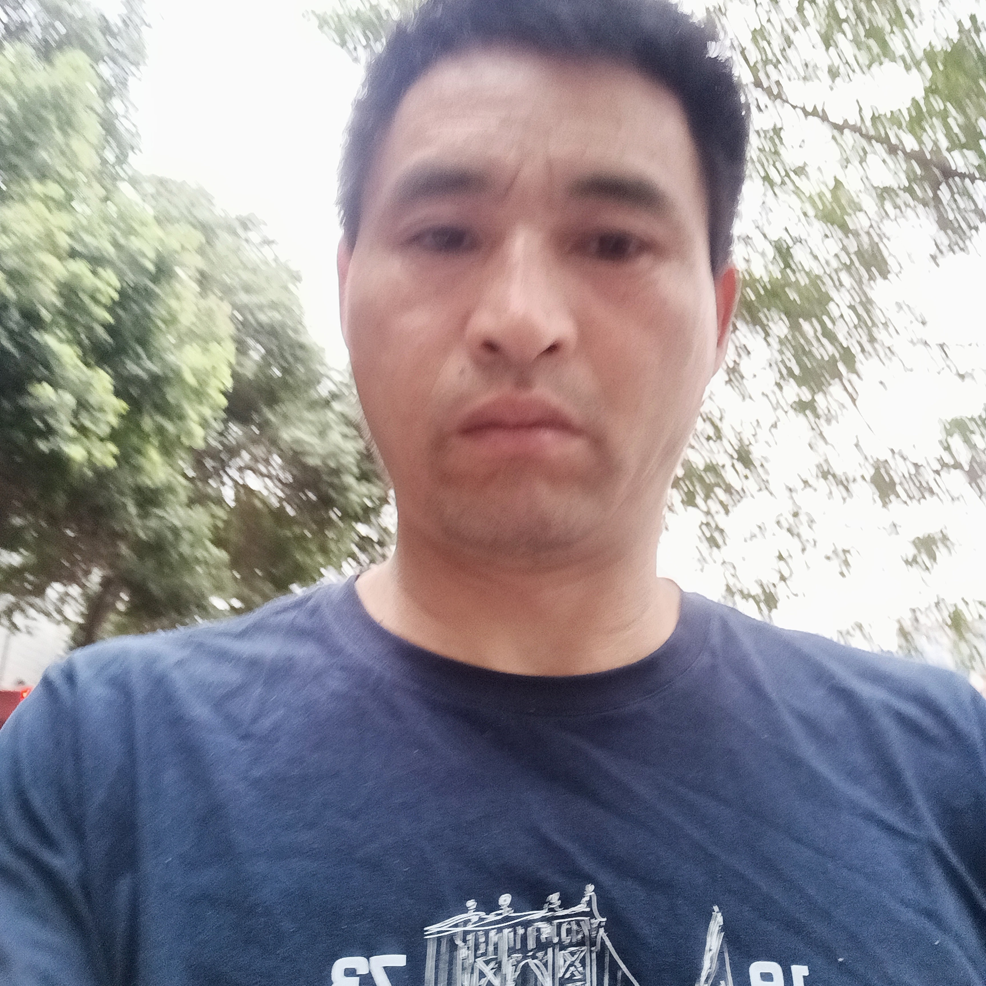 霓裳整齐的照片