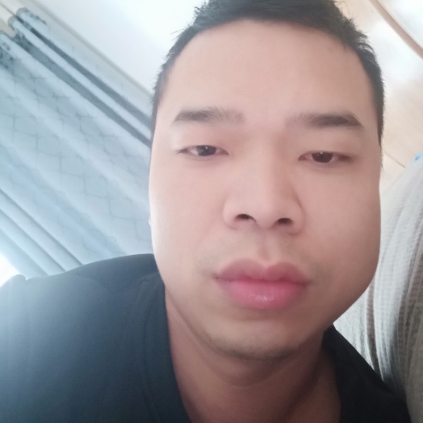 朴素板凳的照片