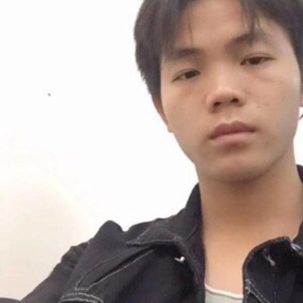 甜美打钢笔的照片