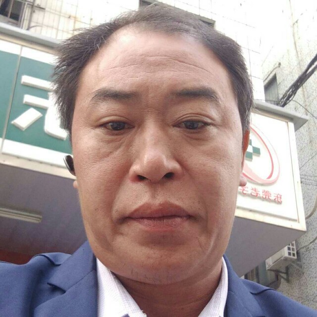 一只飘游的小船的照片