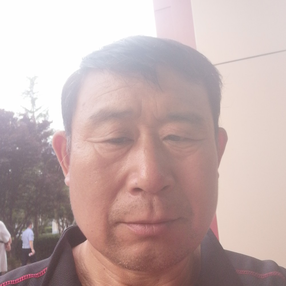 大叔浅吻拼搏的照片