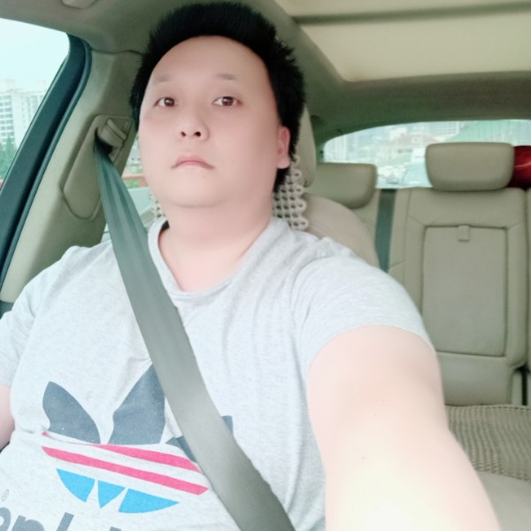 一个人走回家的路的照片
