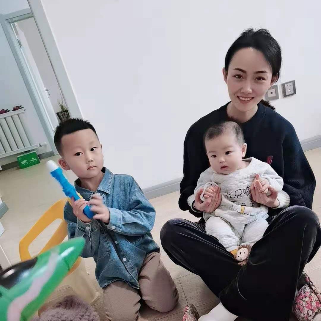 小熊猫漫步平常的照片