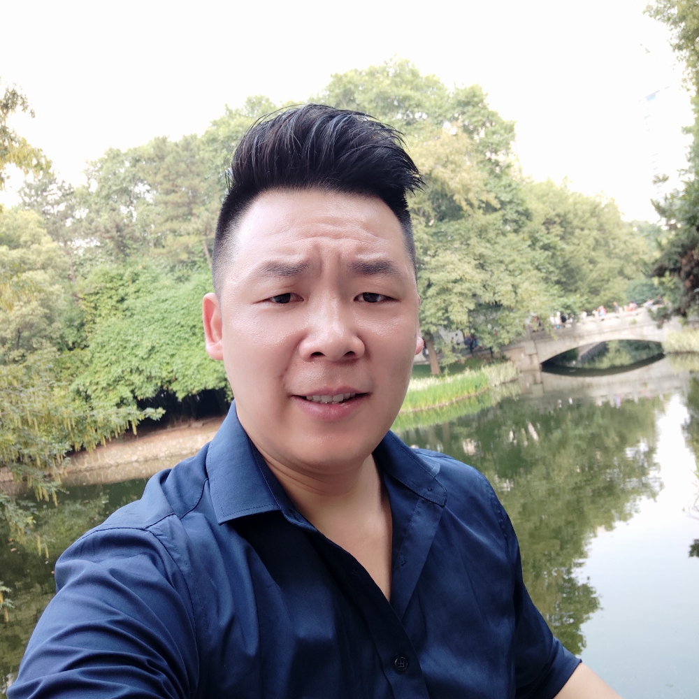 破碎水中石的照片