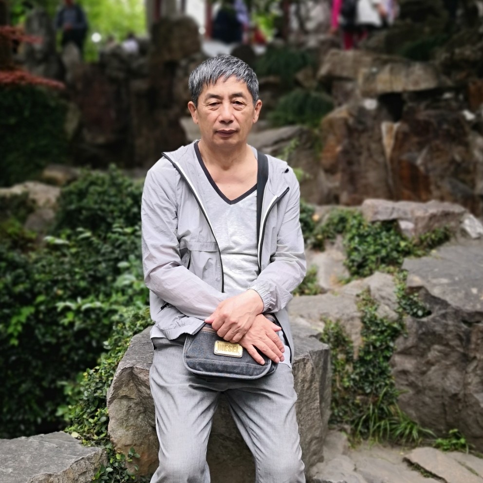 蓝天深拥炙热的照片