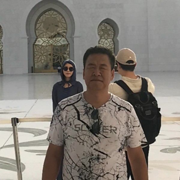 英俊的充电器的照片