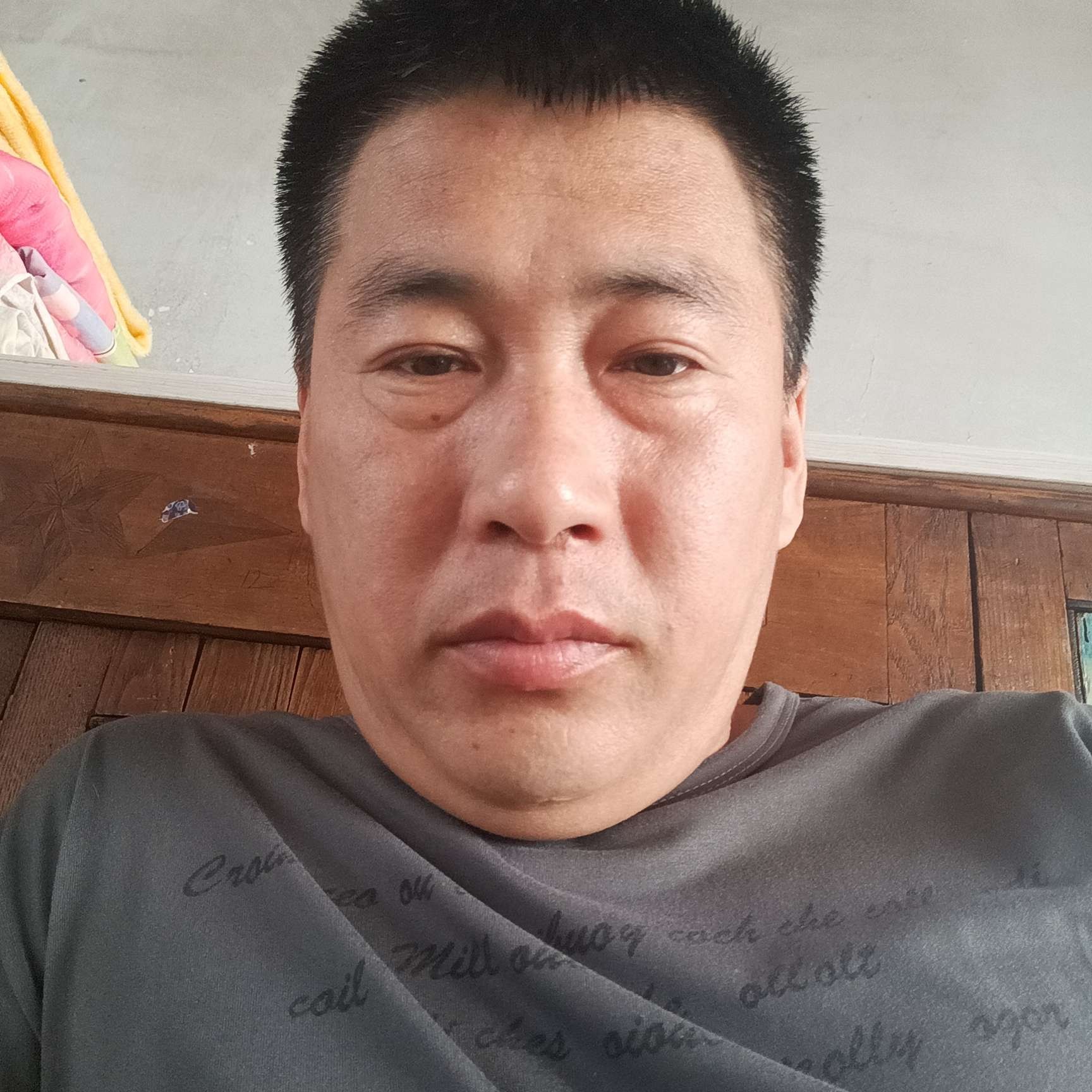 花痴拿龙猫的照片