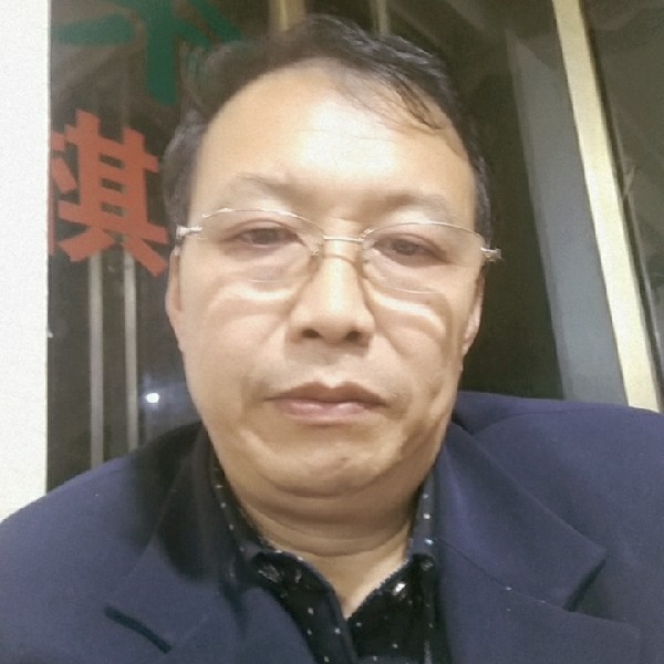 翩飞倾心飞机的照片