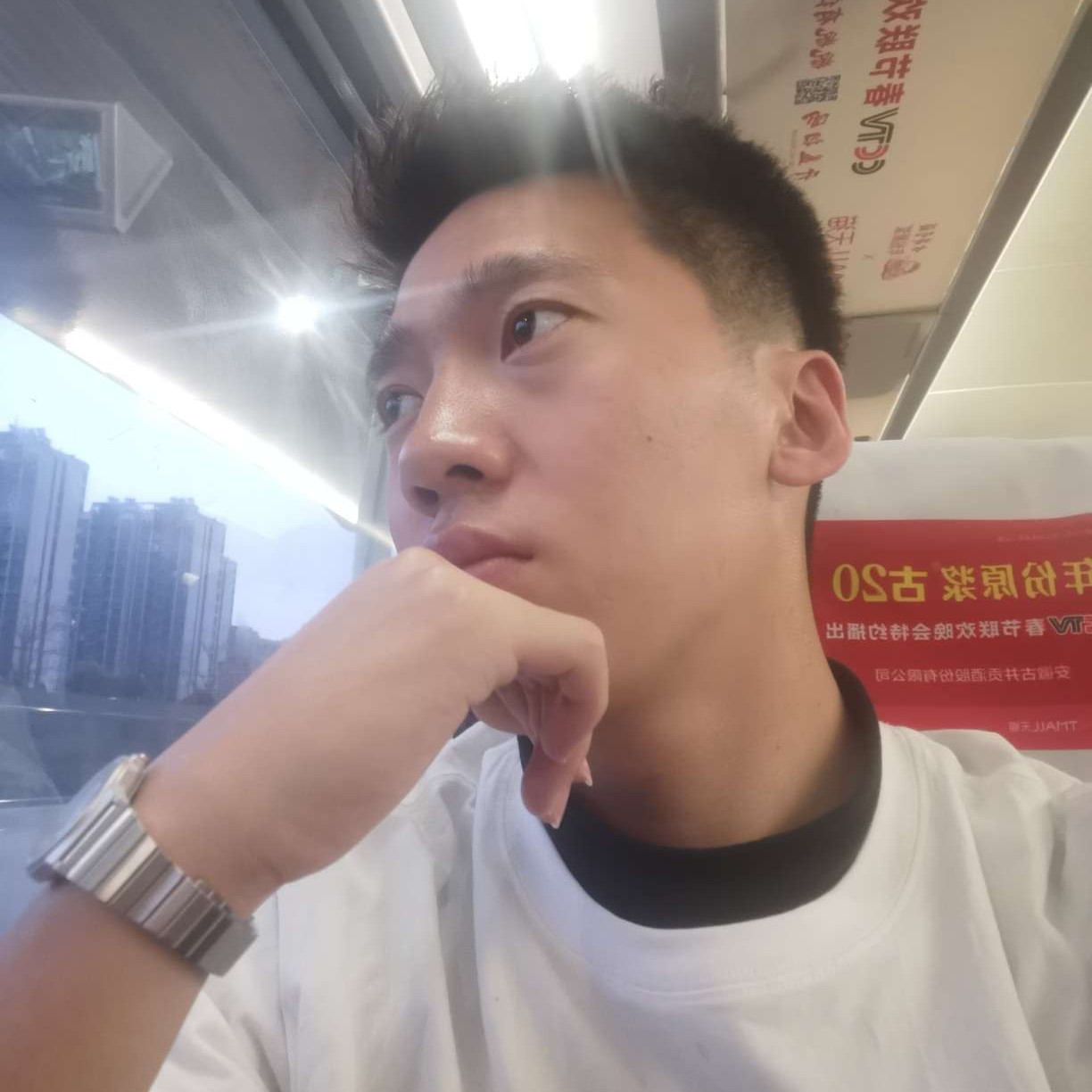 余溫蹙眉的照片