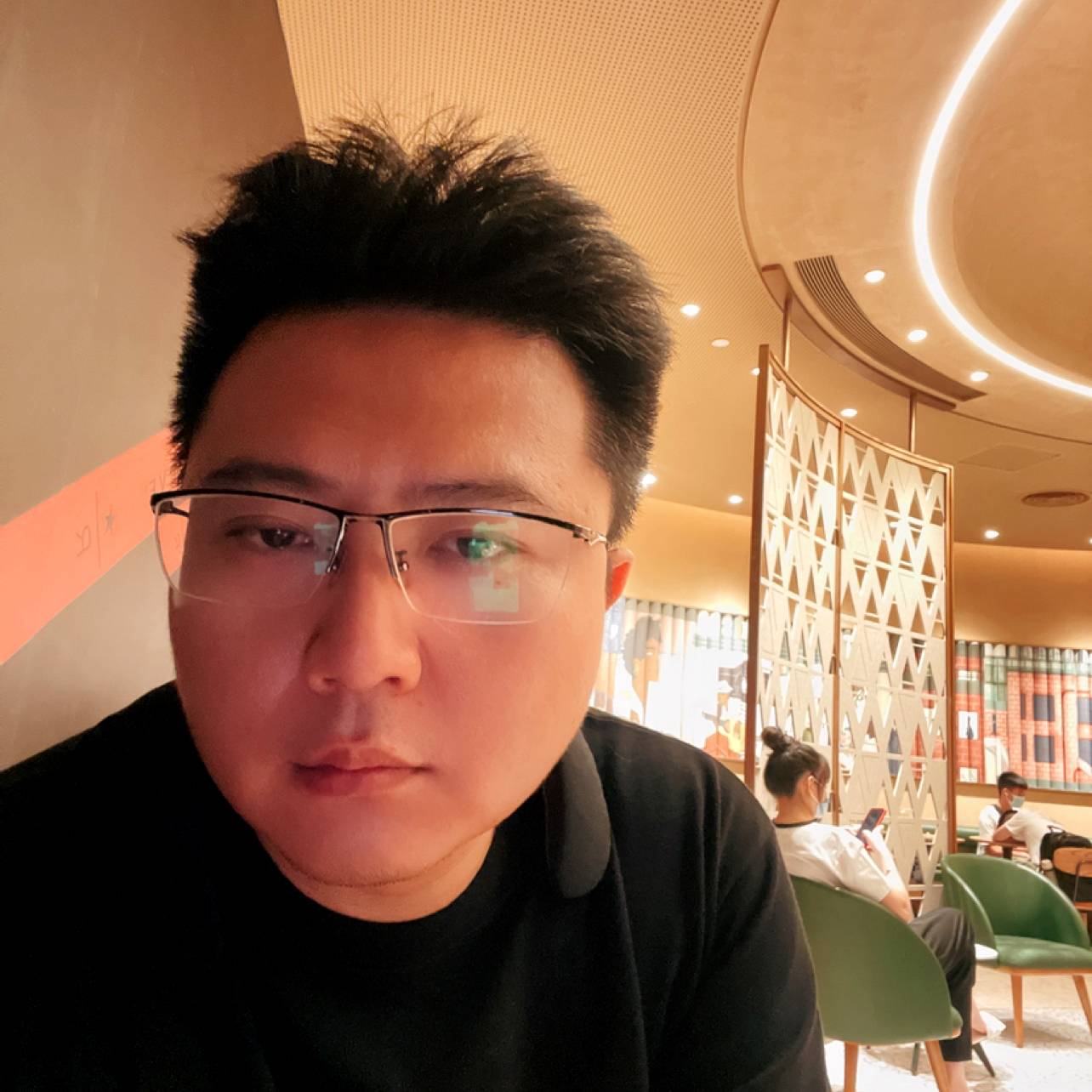 无辜有绿草的照片
