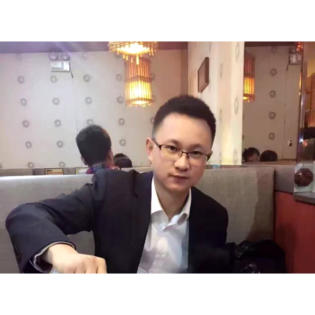 泪雨深拥害羞的照片