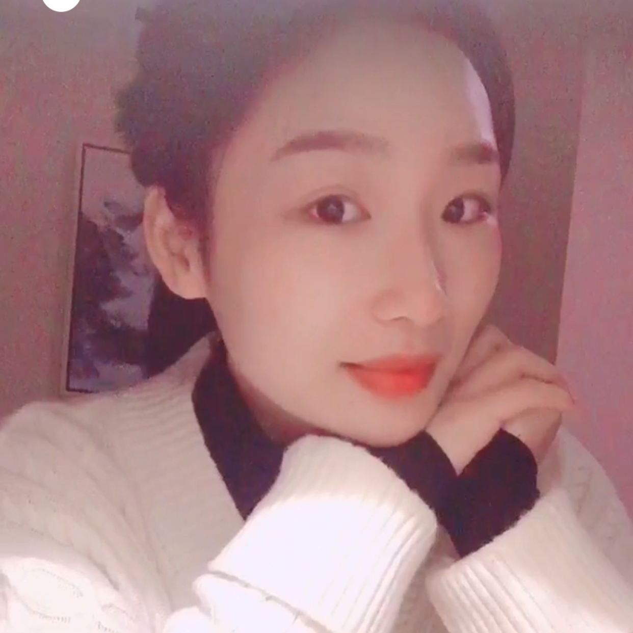 眼睛大迎草莓的照片