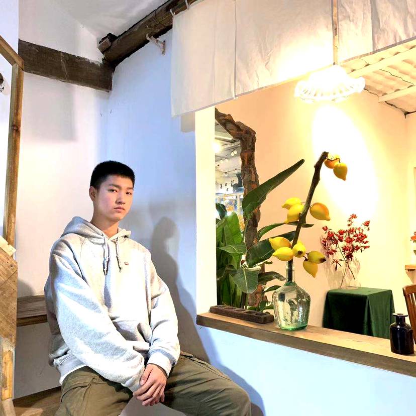 美女挽手流年的的照片