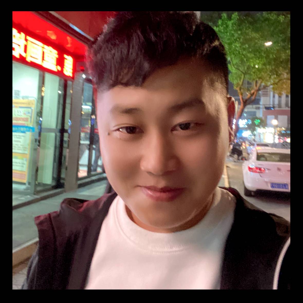 独寂等待百褶裙的照片