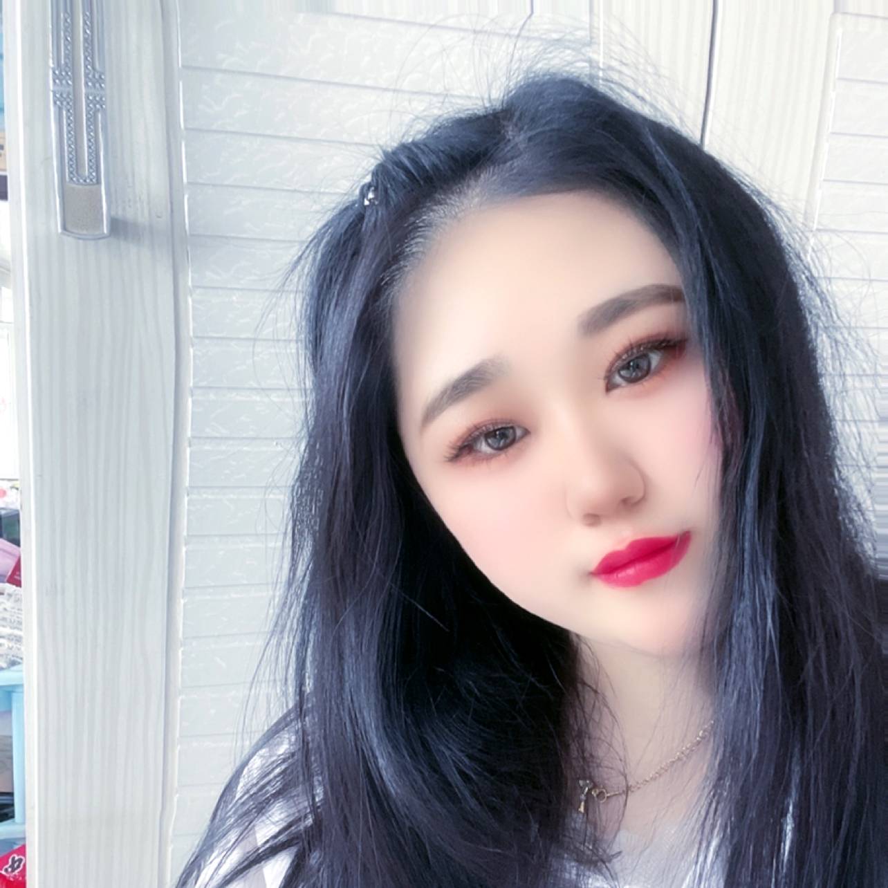 活泼深拥奇异果的照片
