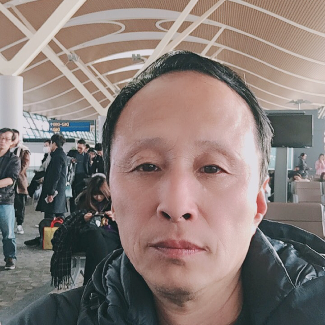 悲凉鞋垫男的照片