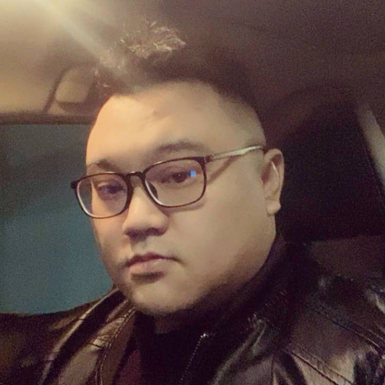 迷茫拿蜗牛的照片