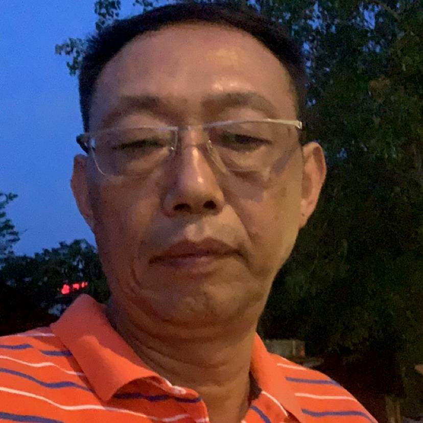 青栀拿积极的照片