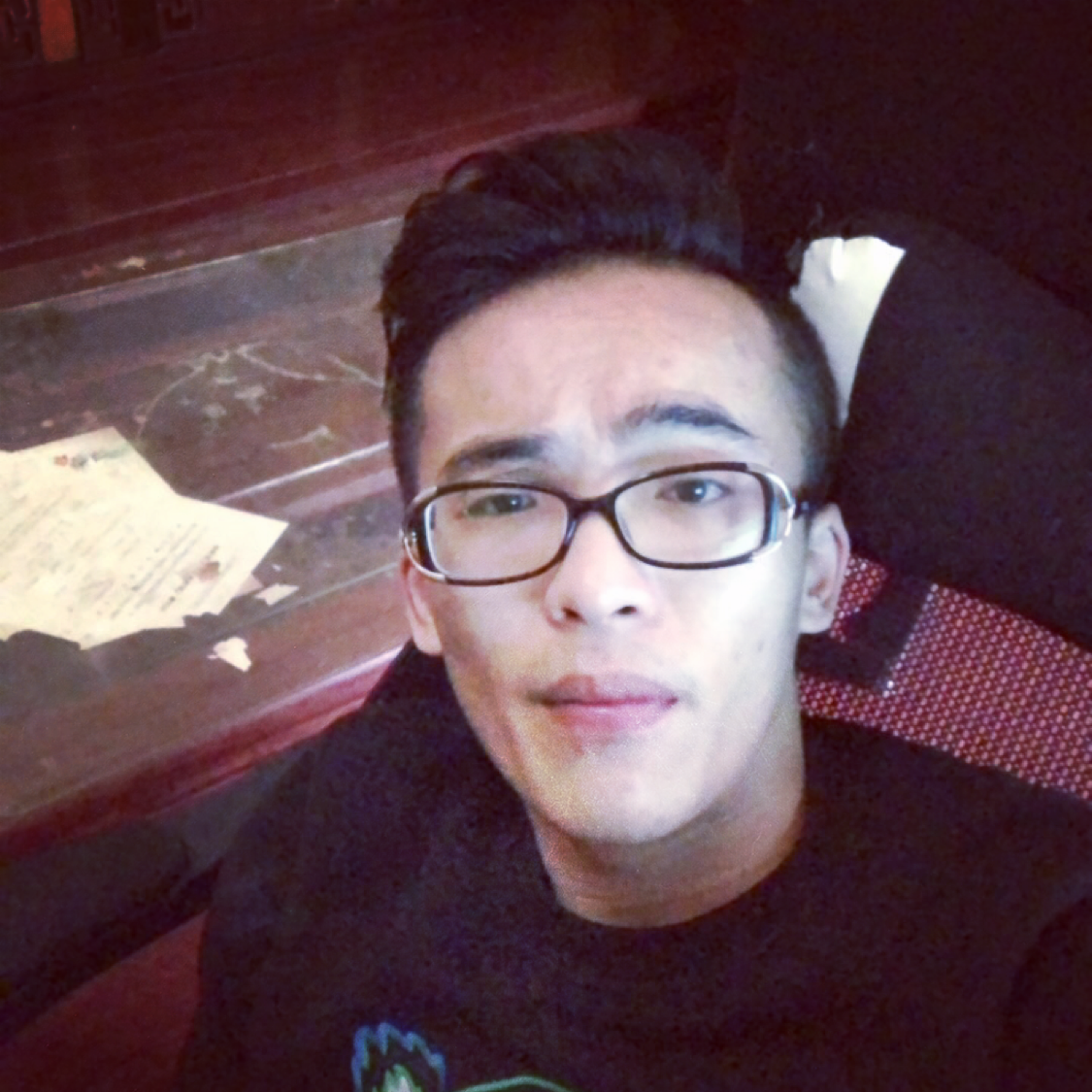 绿草拿认真的照片