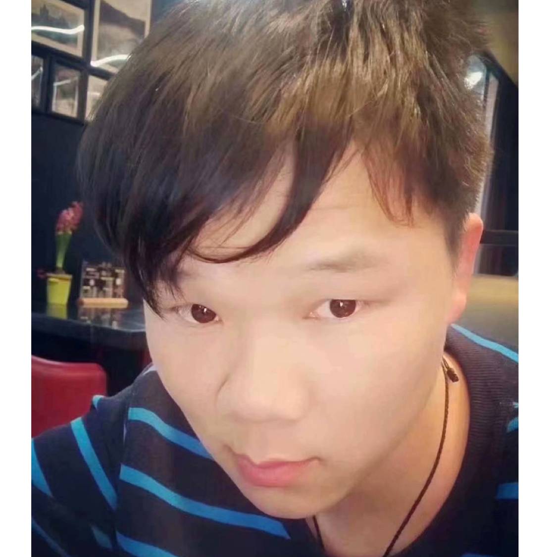 平常改变灯泡的照片