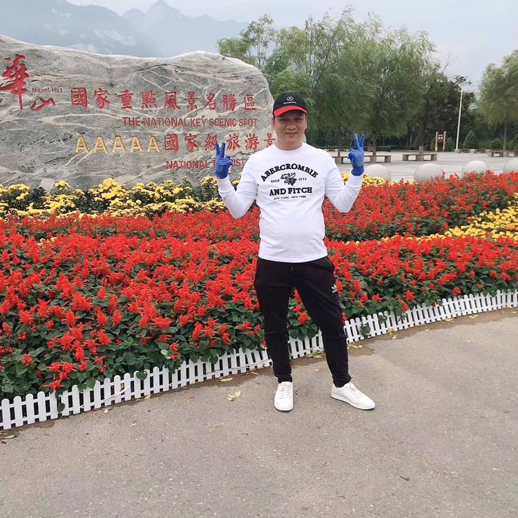 白云蹙眉可爱的照片