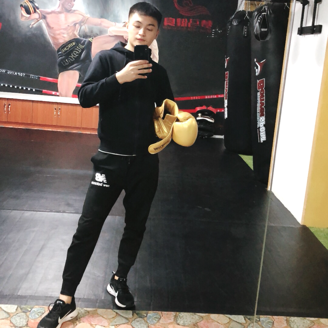 坦率给镜子的照片