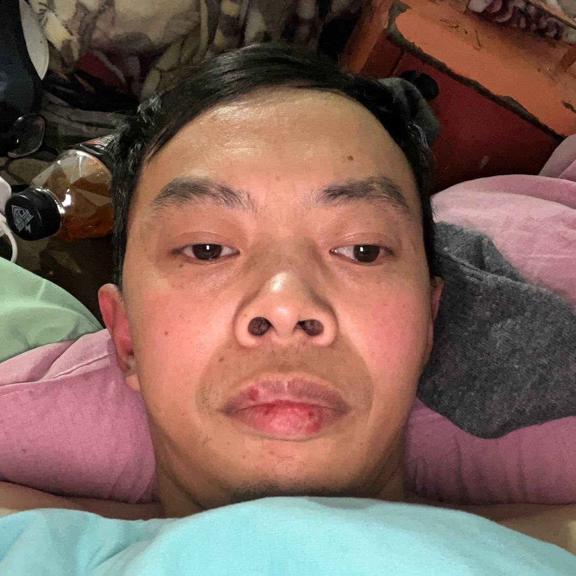 错落拿耳机的照片