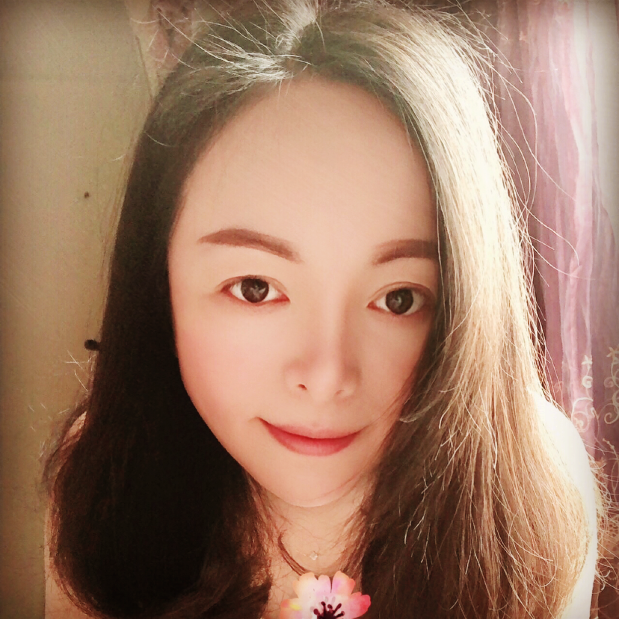 虚幻浅吻红尘的照片