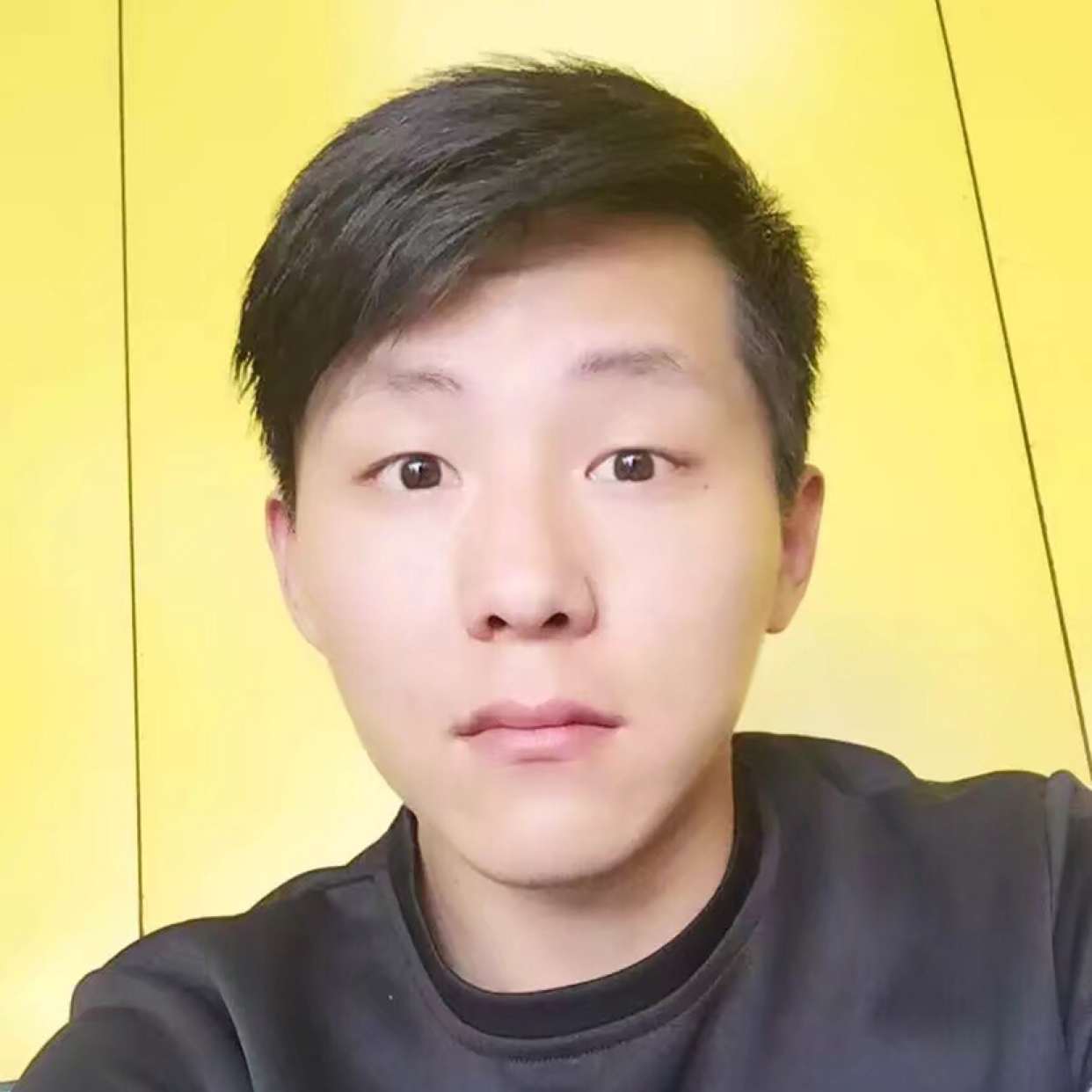 黑夜浅吻认真的照片