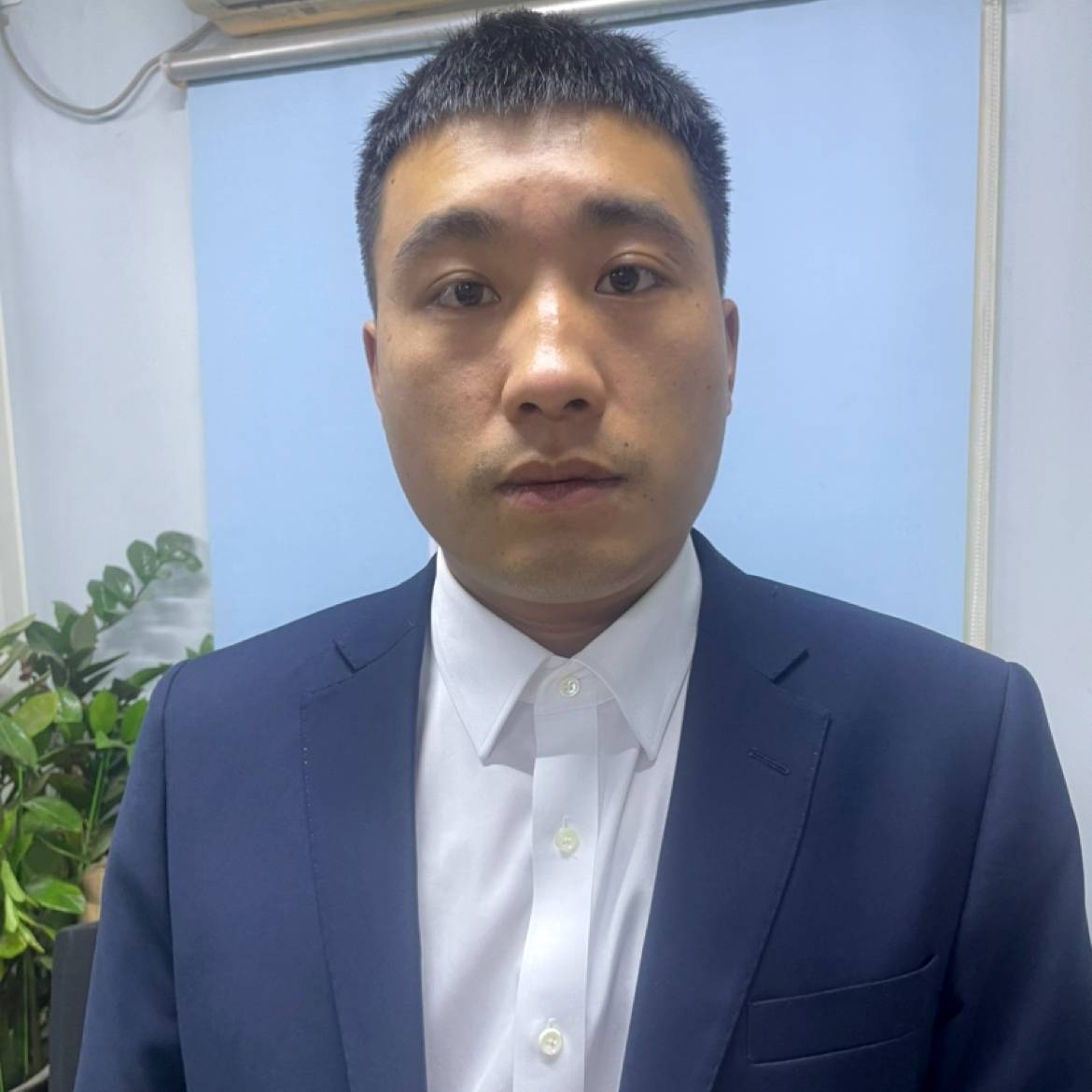风中回眸鲜花的照片