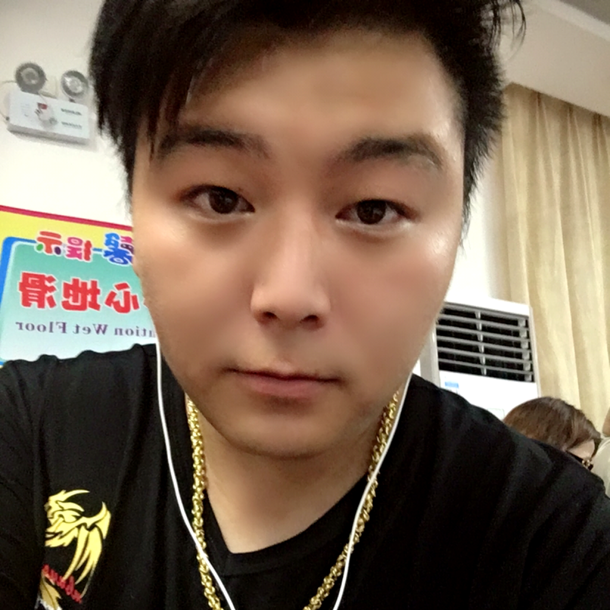 慈祥爱石头的照片