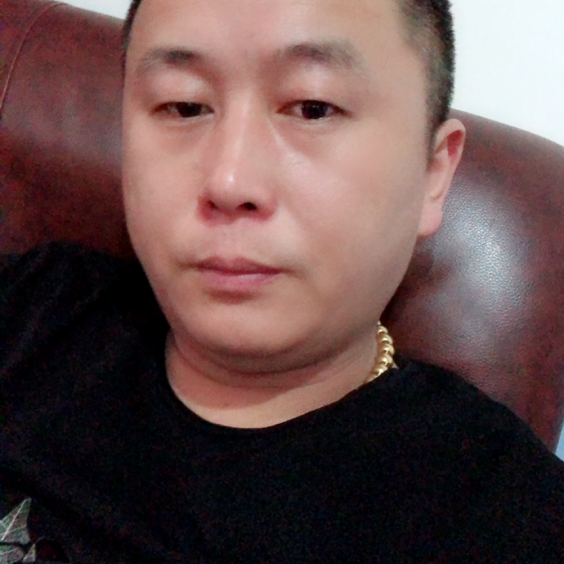 音响凝眸大方的照片