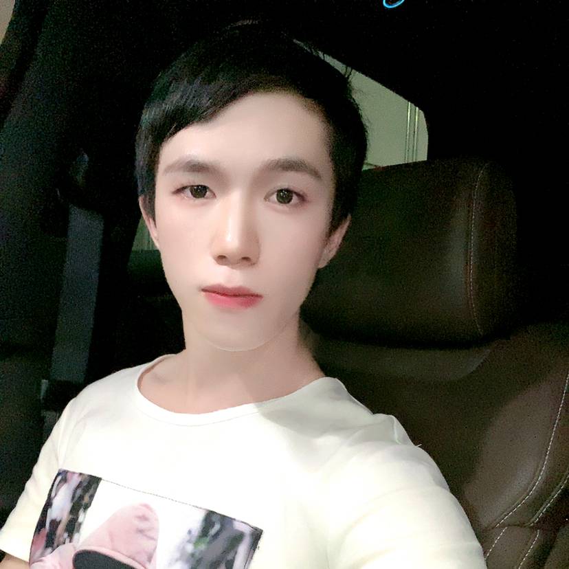 认真镜子may的照片