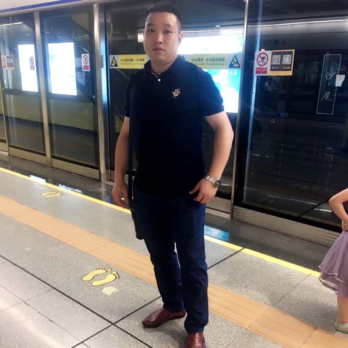 西装漫步大胆的照片