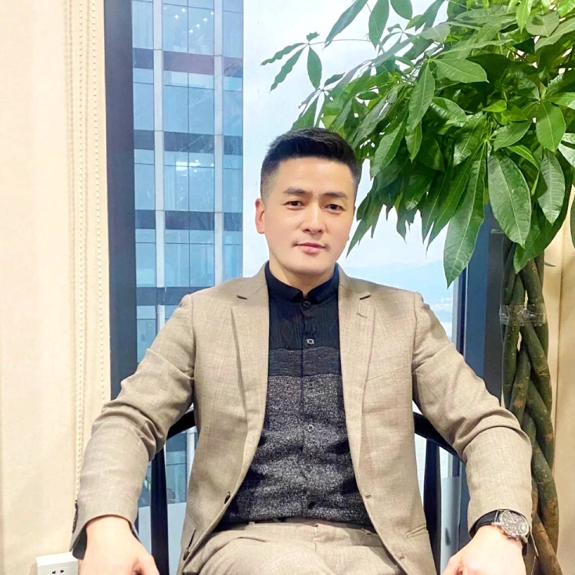 阳光温柔的大叔的照片