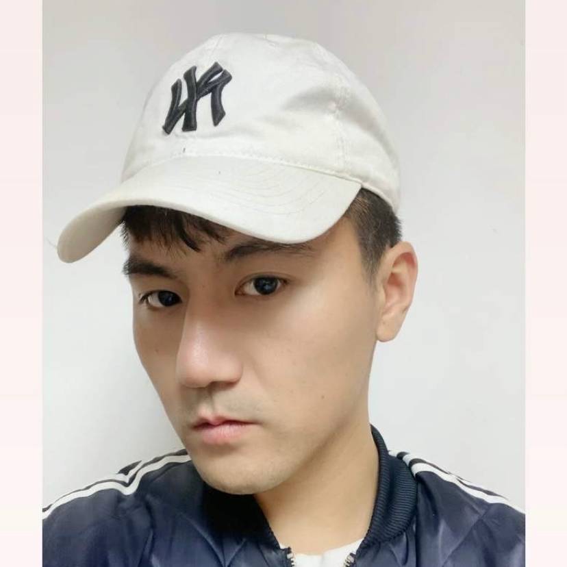 魁梧和发带的照片