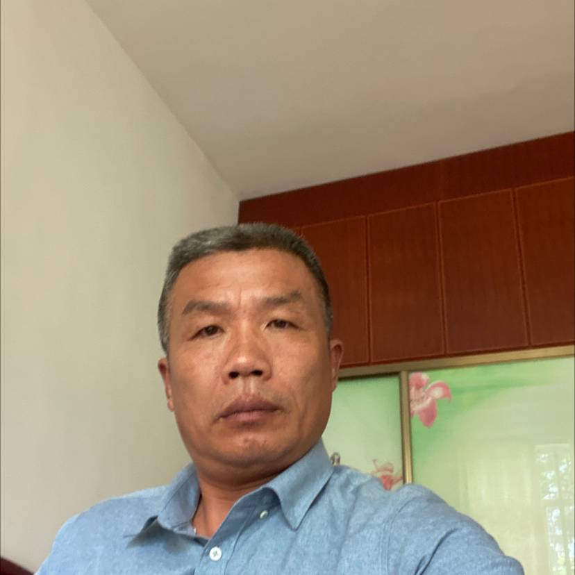 俭朴深拥青衫的照片