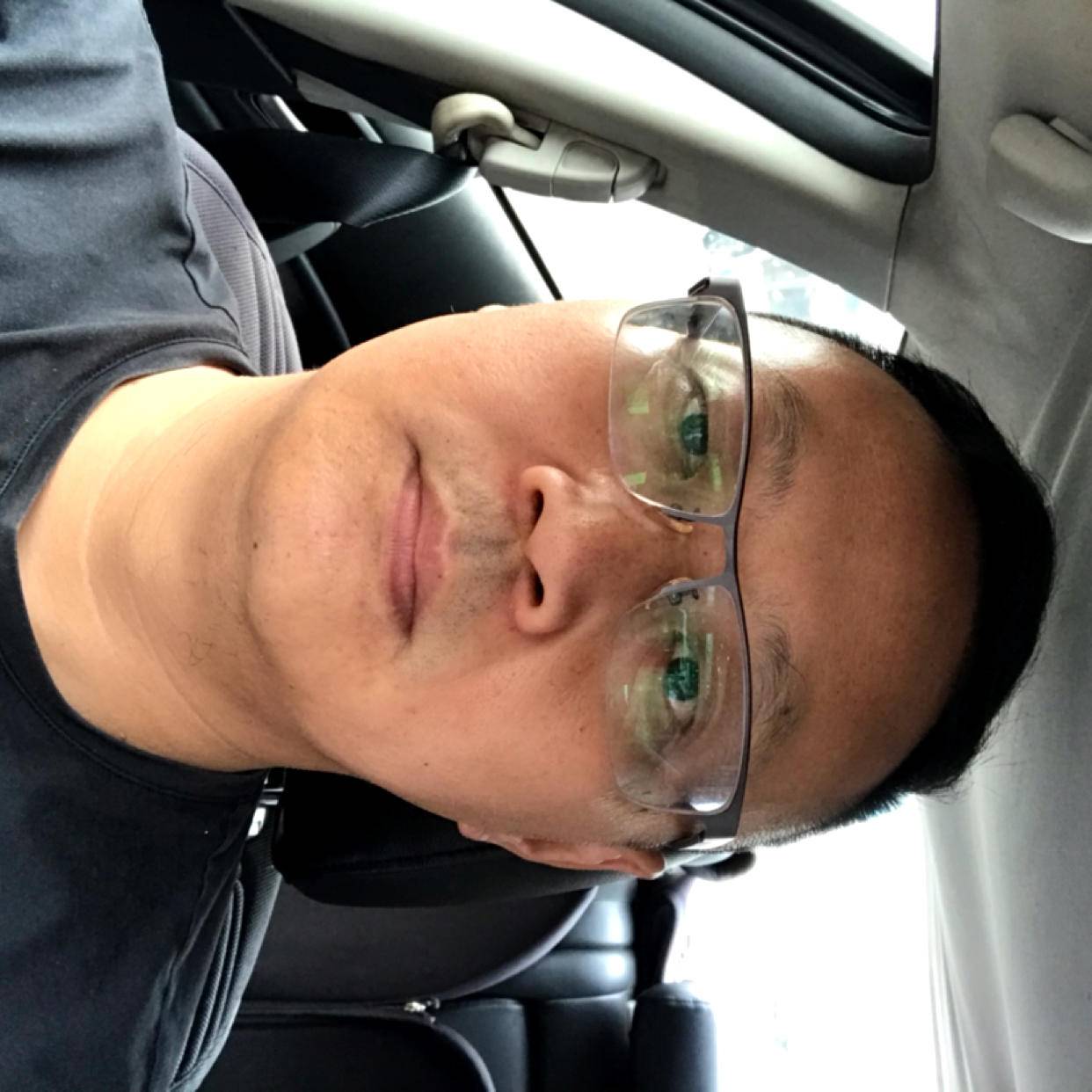 清爽拿草莓的照片