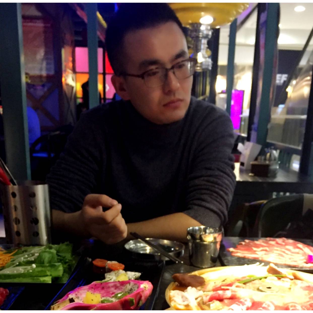 灯下游走的照片